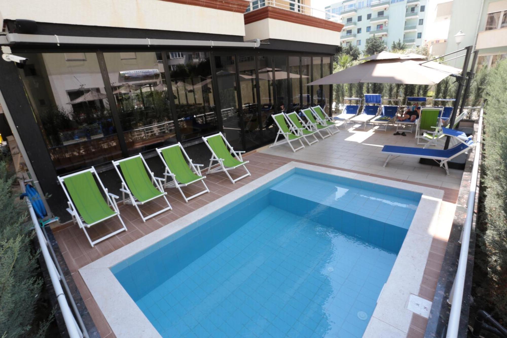 Alvin Comfort Hotel Kryemëdhej Extérieur photo